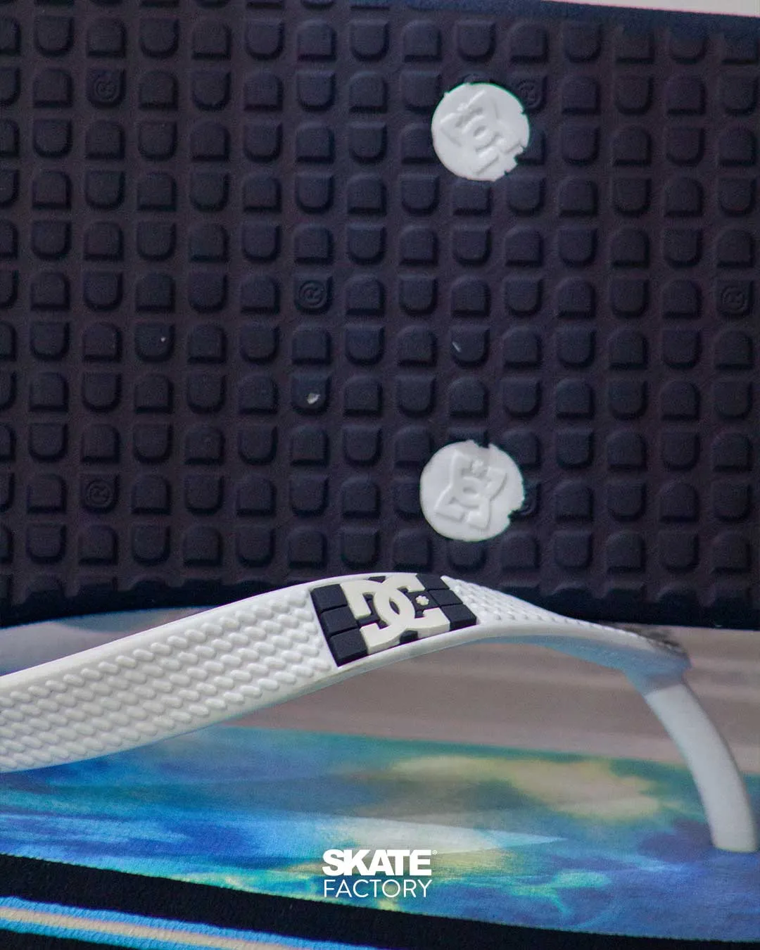 SANDALIAS PARA HOMBRE CON LOGO DC SHOES AZUL BLANCO (HMT)